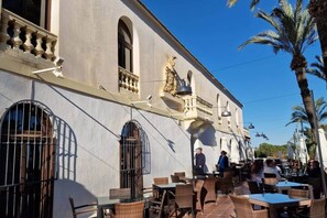 Outdoor dining - Penthouse, 2-bedroom apartment with pool views (Sucina)