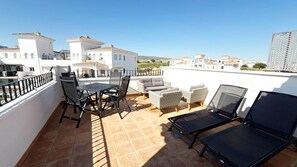 Outdoor dining - Penthouse, 2-bedroom apartment with pool views (Sucina)