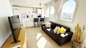 Smart TV - Penthouse, 2-bedroom apartment with pool views (Sucina)