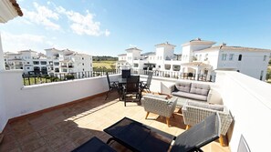 Outdoor dining - Penthouse, 2-bedroom apartment with pool views (Sucina)