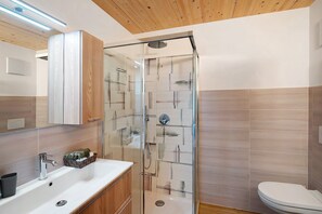 Shower, towels - Apartment 'Vittoria' with Mountain View, Balcony and Wi-Fi (Pozza di Fassa)