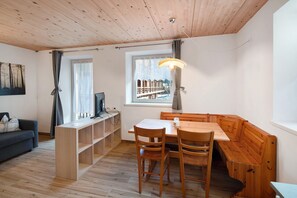 Dining - Apartment 'Vittoria' with Mountain View, Balcony and Wi-Fi (Pozza di Fassa)