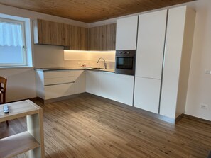 Frigorifero, forno, piano cottura, lavastoviglie