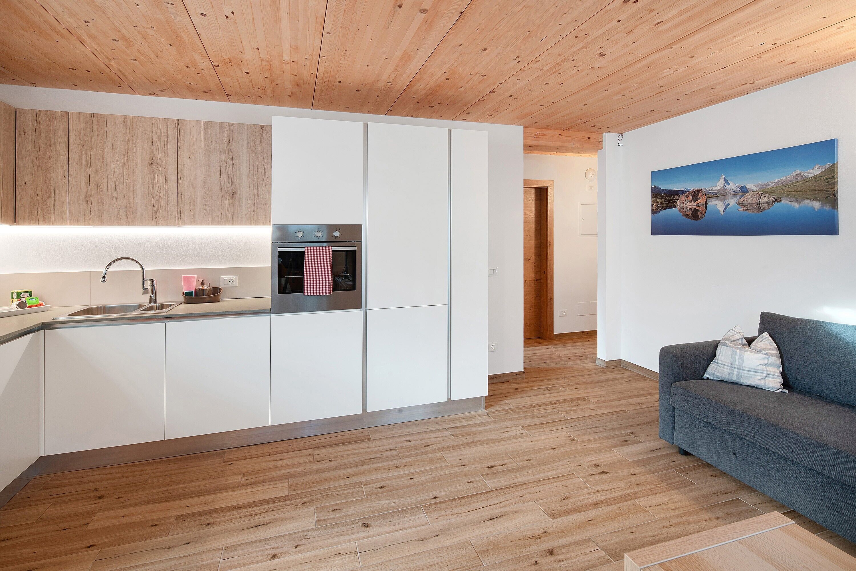 Jääkaappi, uuni, liesi, astianpesukone