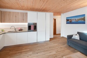 Frigorifero, forno, piano cottura, lavastoviglie