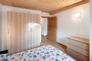 WiFi, bed sheets - Apartment 'Vittoria' with Mountain View, Balcony and Wi-Fi (Pozza di Fassa)