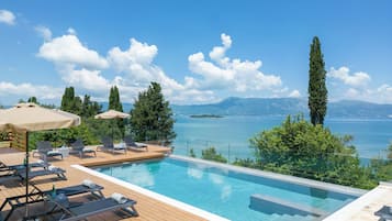 Kauden mukainen ulkouima-allas, aurinkovarjoja, aurinkotuoleja