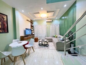 Smart TV, ping pong - Lulu’s Lodge On Ocean Bay Were Safety & Comfort Is (Lekki)
