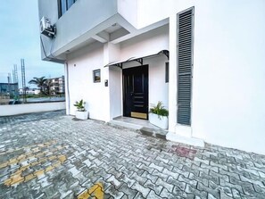 Exterior detail - Lulu’s Lodge On Ocean Bay Were Safety & Comfort Is (Lekki)