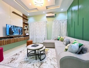 Smart TV, ping pong - Lulu’s Lodge On Ocean Bay Were Safety & Comfort Is (Lekki)