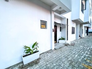 Exterior - Lulu’s Lodge On Ocean Bay Were Safety & Comfort Is (Lekki)