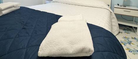 Een strijkplank/strijkijzer, wifi, beddengoed