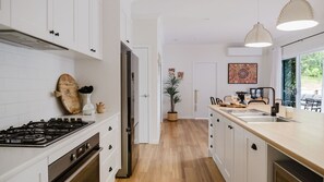Fridge, microwave, oven, stovetop - The Lake Escape - Sauna & Spa (Conjola Park)