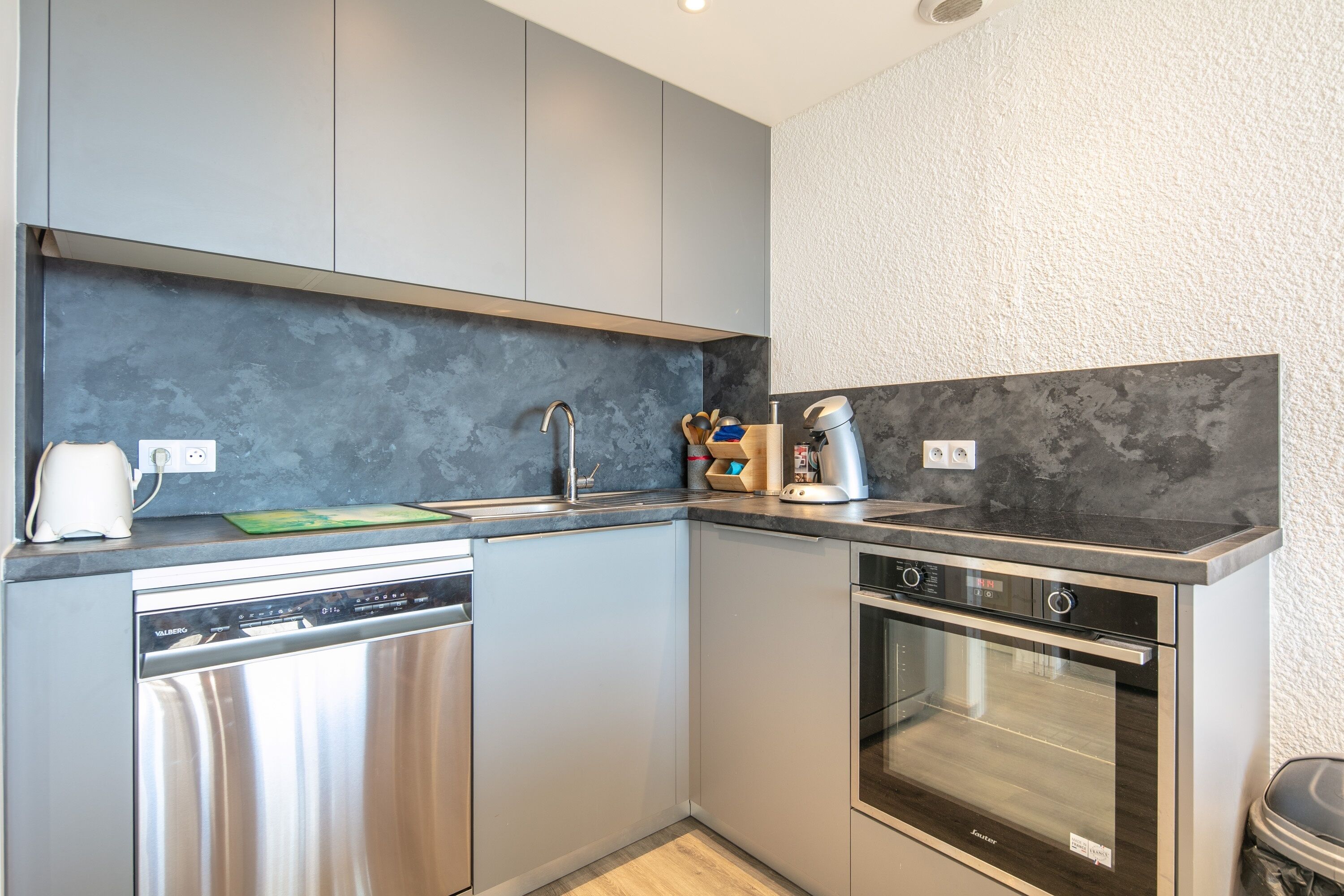 Kjøleskap, mikrobølgeovn, ovn og oppvaskmaskin