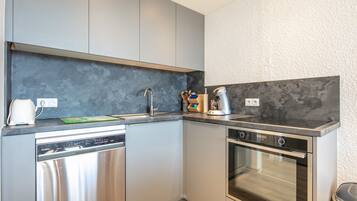 Kjøleskap, mikrobølgeovn, ovn og oppvaskmaskin