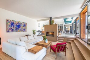 TV, fireplace