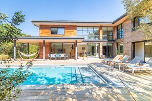A modern two-story house with a swimming pool, outdoor seating, and a hammock. - Villa Elaïa - Villa piscine, proche des plages (Anglet)