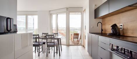 Kühlschrank, Mikrowelle, Ofen, Geschirrspüler