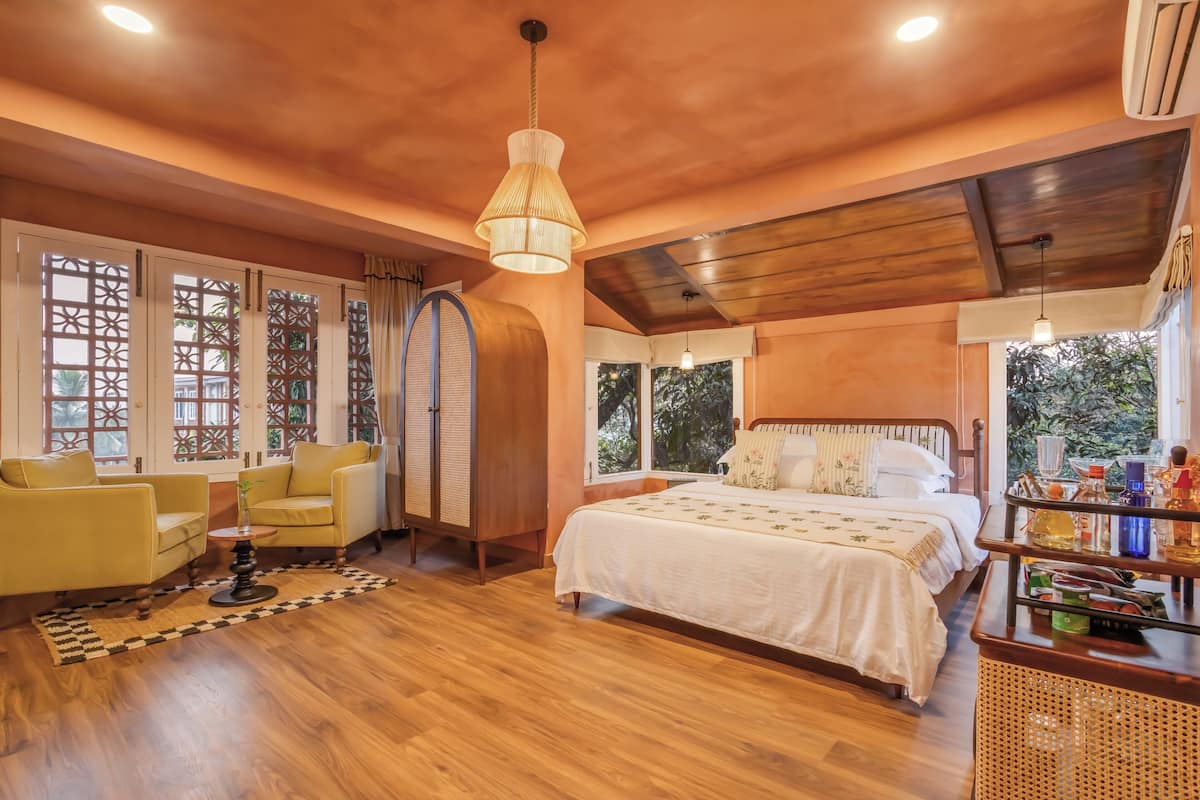 Luxury Penthouse | Desk, laptop workspace, iron/ironing board, free WiFi