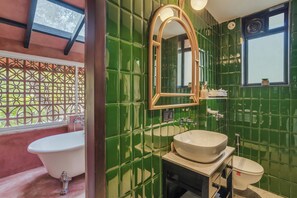 Classic Suite | Bathroom | Separate tub and shower, free toiletries, slippers, towels