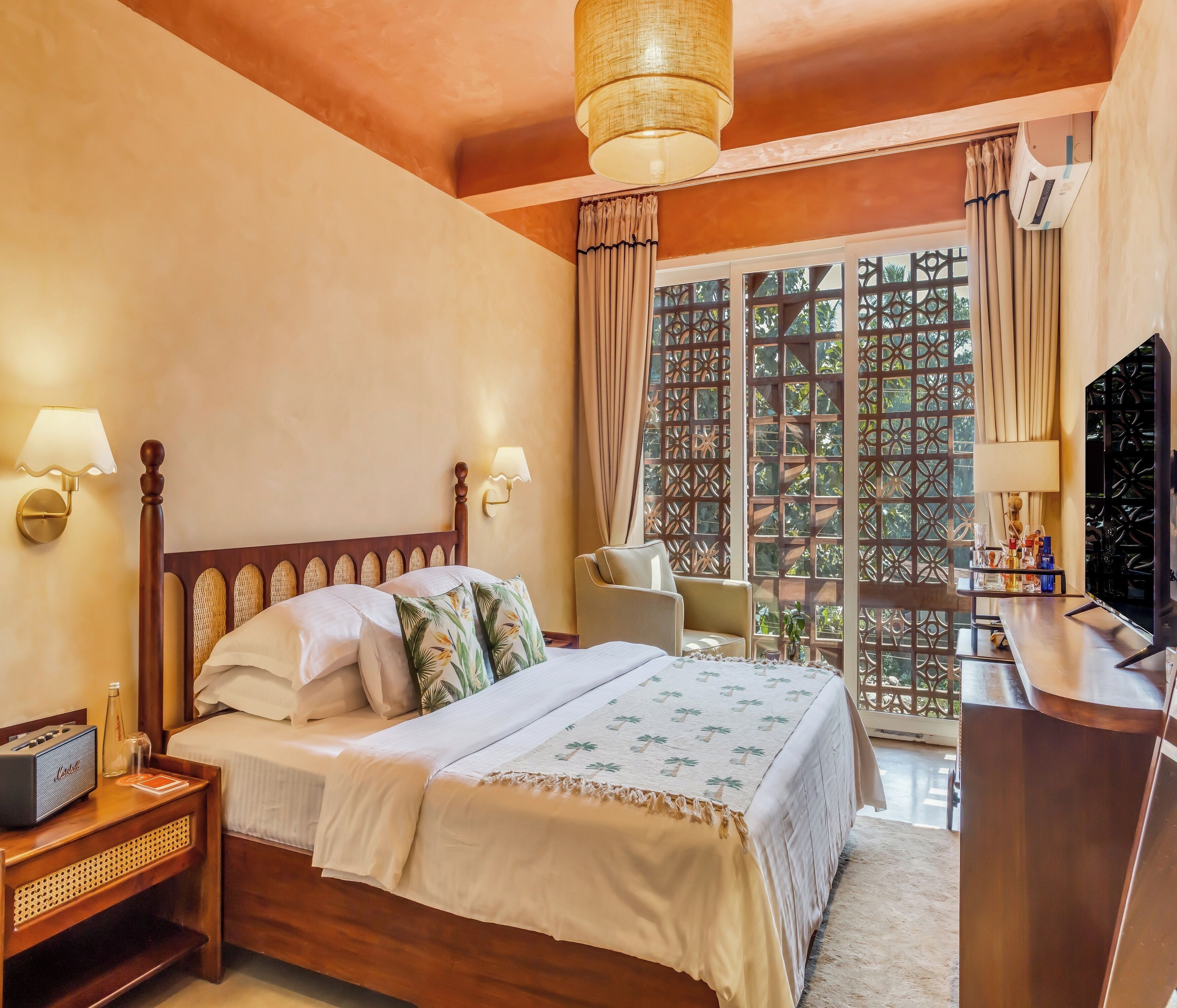 Deluxe Studio | Hypo-allergenic bedding, desk, laptop workspace, iron/ironing board