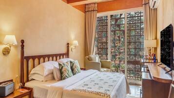 Deluxe Studio | Hypo-allergenic bedding, desk, laptop workspace, iron/ironing board