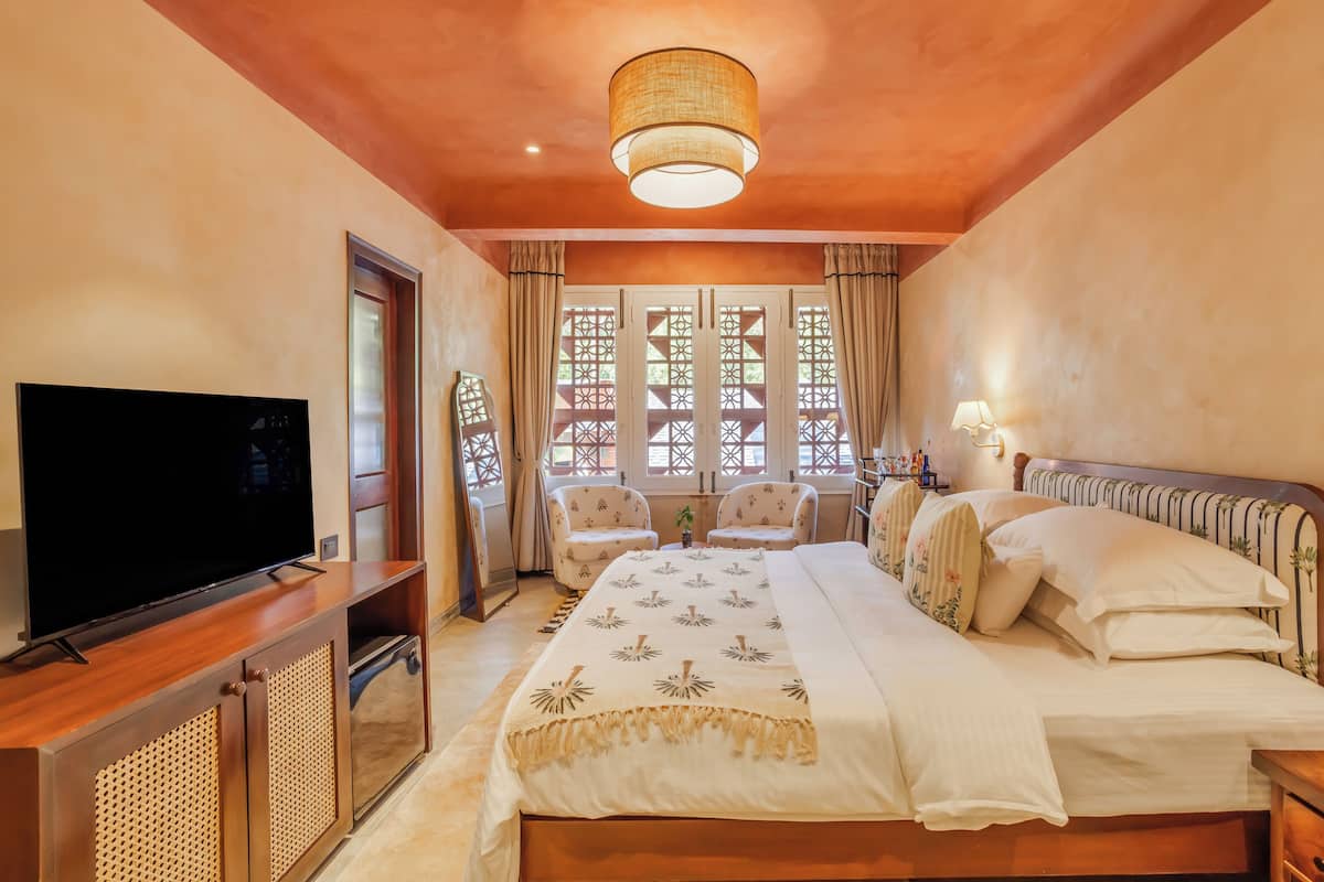 Desk, laptop workspace, iron/ironing board, free WiFi