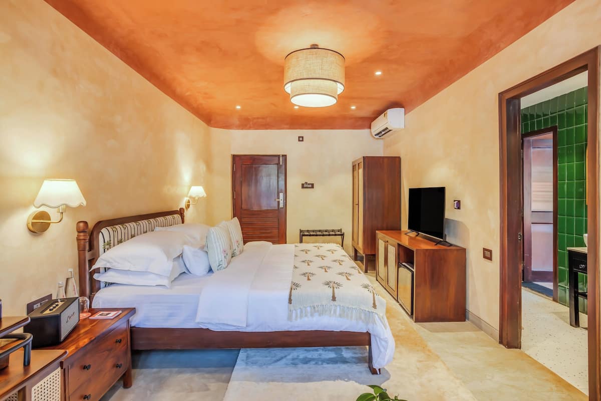 Signature Suite with Bathtub | Hypo-allergenic bedding available, memory foam beds, desk, soundproofing