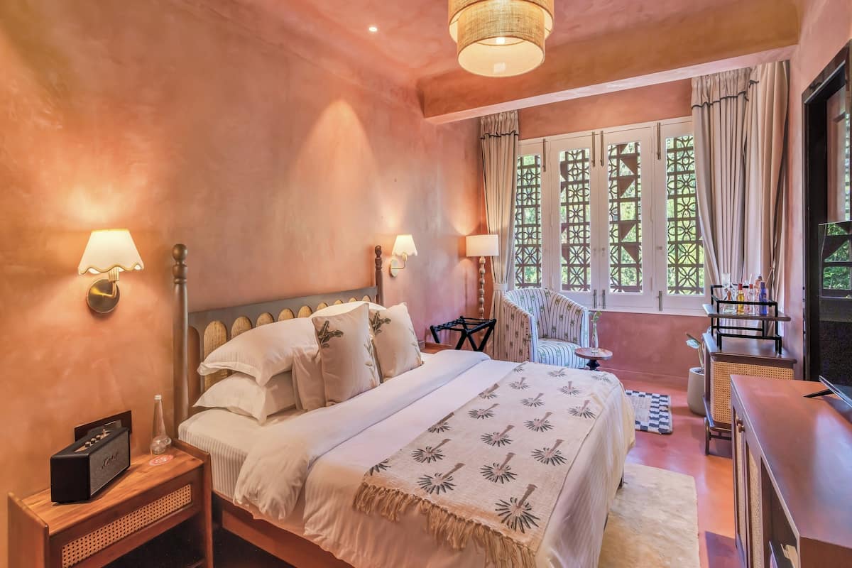 Signature Room | Hypo-allergenic bedding available, memory foam beds, desk, soundproofing