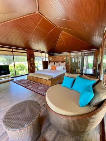 Hypo-allergenic bedding, memory-foam beds, desk, soundproofing. Unseen Boutique Hotel, Assagao