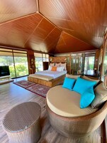 Ropa de cama hipoalergénica y escritorio 