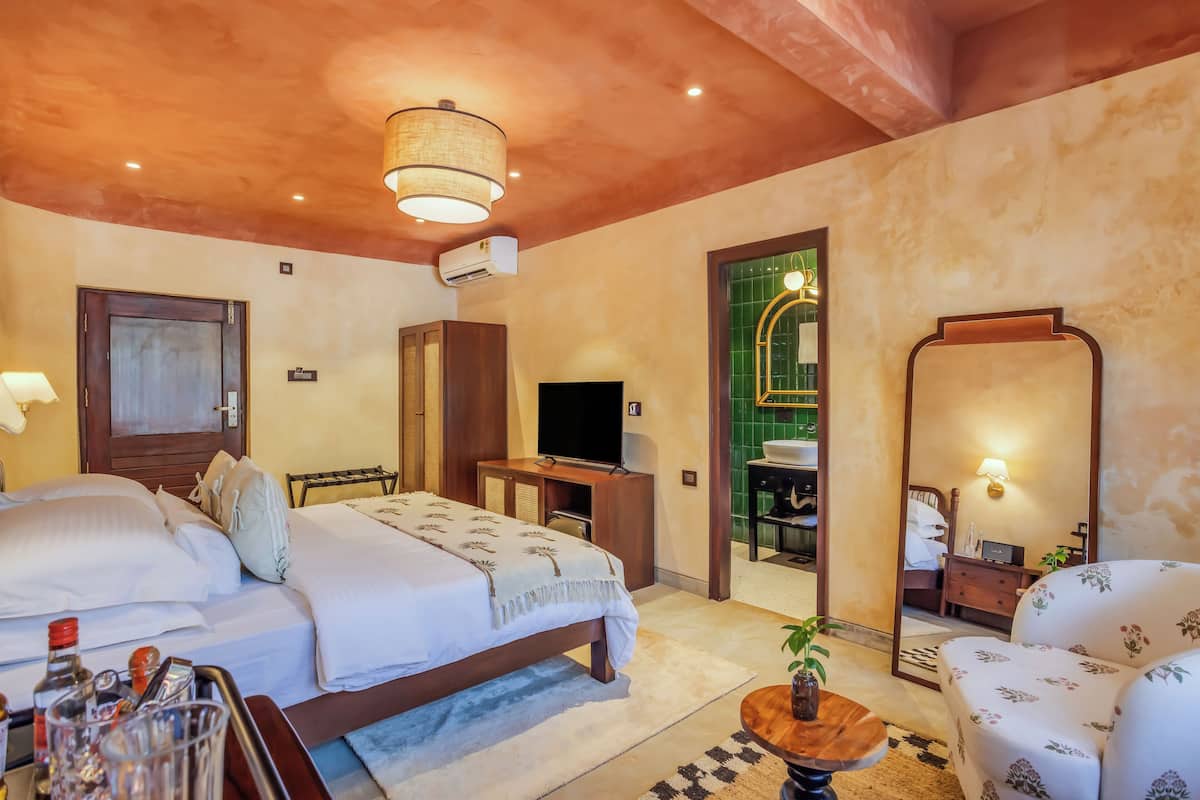 Deluxe Studio | Desk, laptop workspace, iron/ironing board, free WiFi