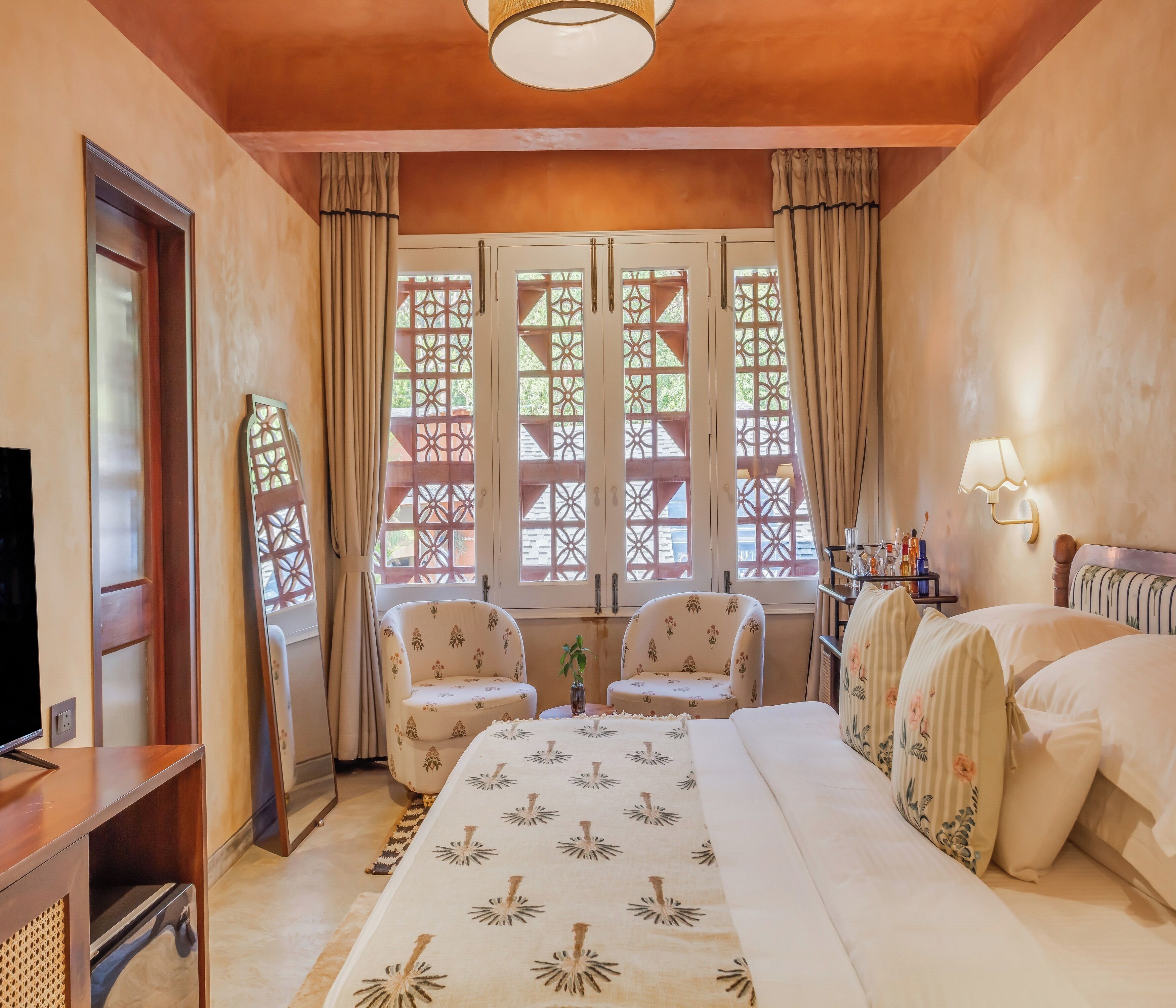 Signature Studio Suite | Hypo-allergenic bedding, desk, laptop workspace, iron/ironing board