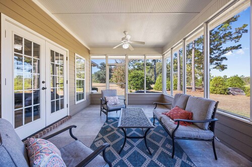 Quiet Family Getaway Sleeps 9, Two Acres, with Gym & 3 TVs