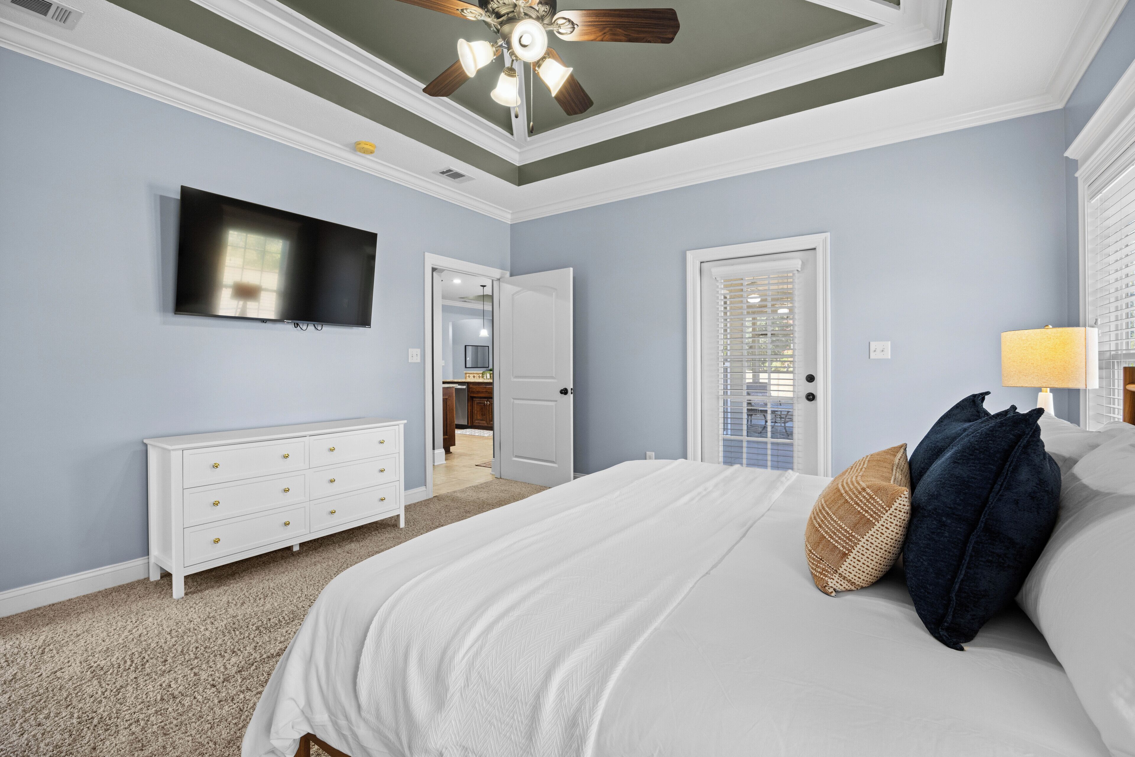 Een strijkplank/strijkijzer, wifi, beddengoed