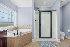 Douche, sèche-cheveux, bidet, serviettes fournies