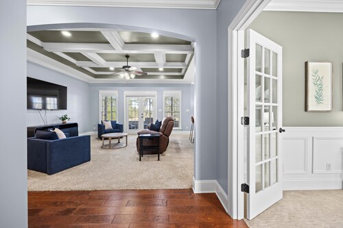 Quiet Family Getaway Sleeps 9, Two Acres, with Gym & 3 TVs