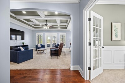 Quiet Family Getaway Sleeps 9, Two Acres, with Gym & 3 TVs