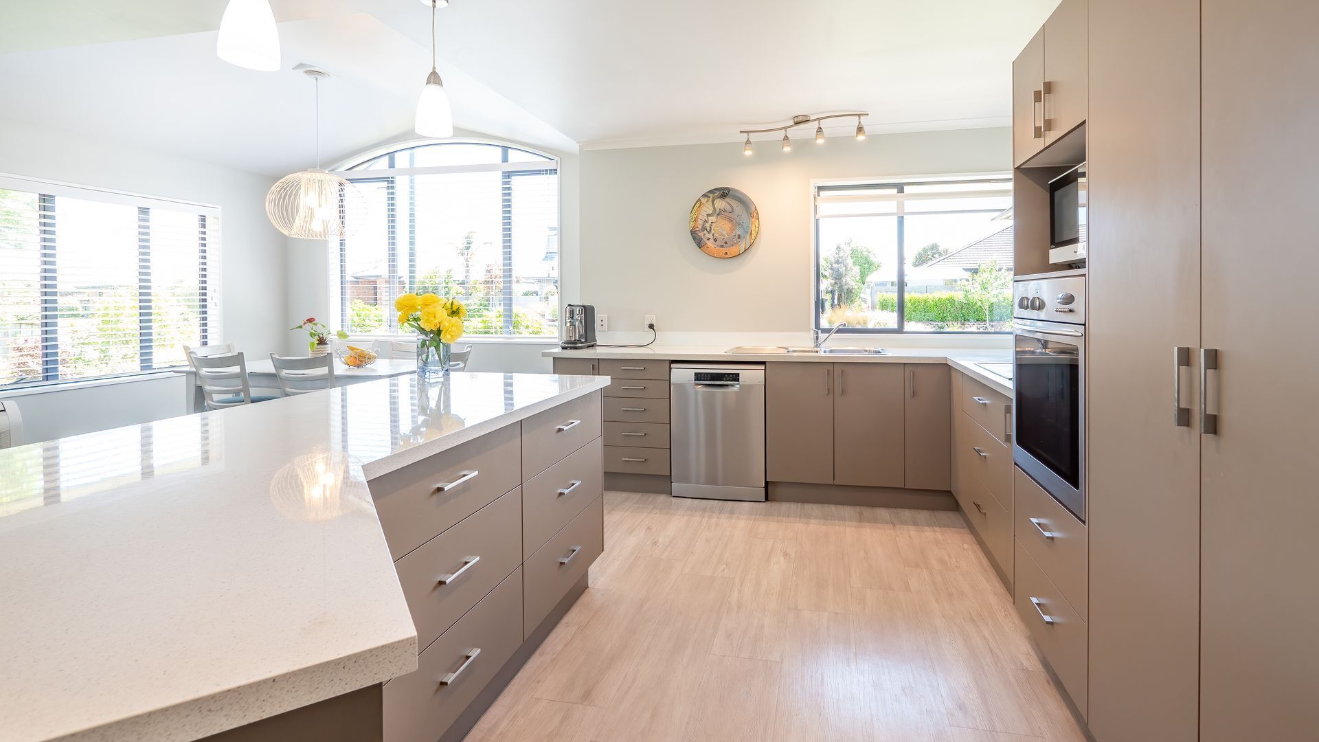 冷蔵庫、電子レンジ、オーブン、食器洗い機