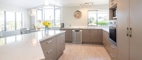 冷蔵庫、電子レンジ、オーブン、食器洗い機