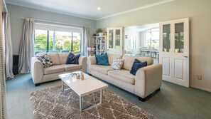 Smart TV - Kick Back on Kendall (Nelson)