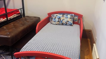 3 bedrooms, travel crib, WiFi (free), bed sheets