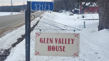 A street sign for County Road H, S2123, and a sign for Glen Valley House.