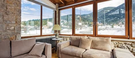 Smart TV, fireplace