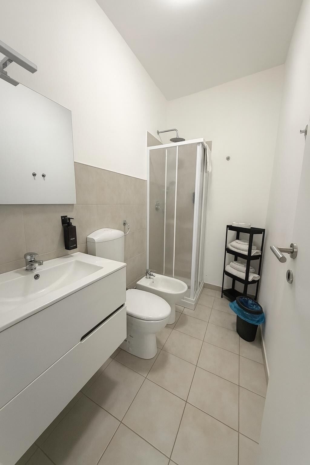 Asciugacapelli, asciugamani, sapone, carta igienica