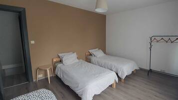 Iron/ironing board, WiFi, bed sheets