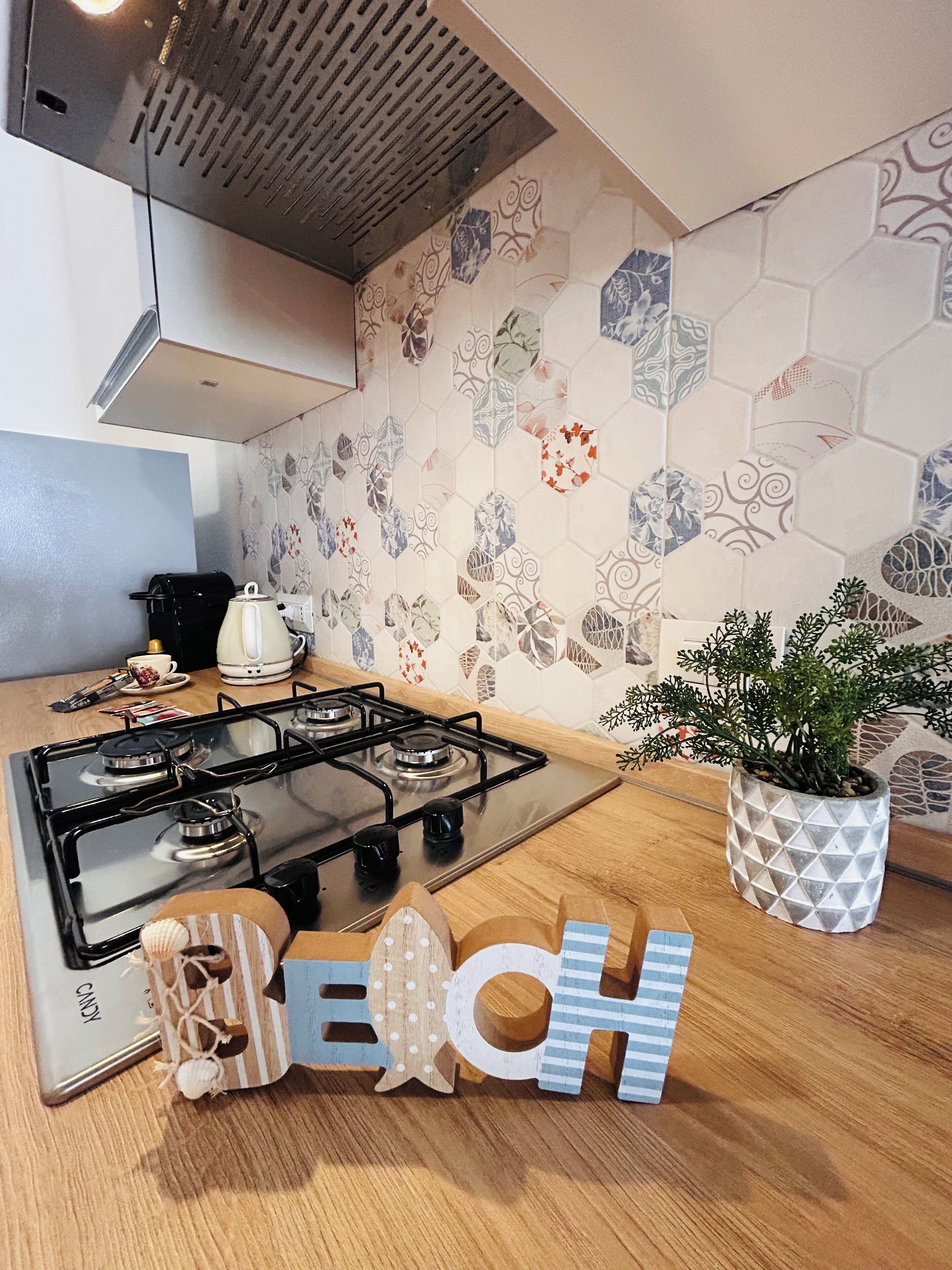 Kühlschrank, Ofen, Herdplatte, Wasserkocher mit Kaffee-/Teezubehör