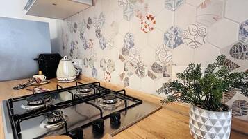 Kühlschrank, Ofen, Herdplatte, Wasserkocher mit Kaffee-/Teezubehör