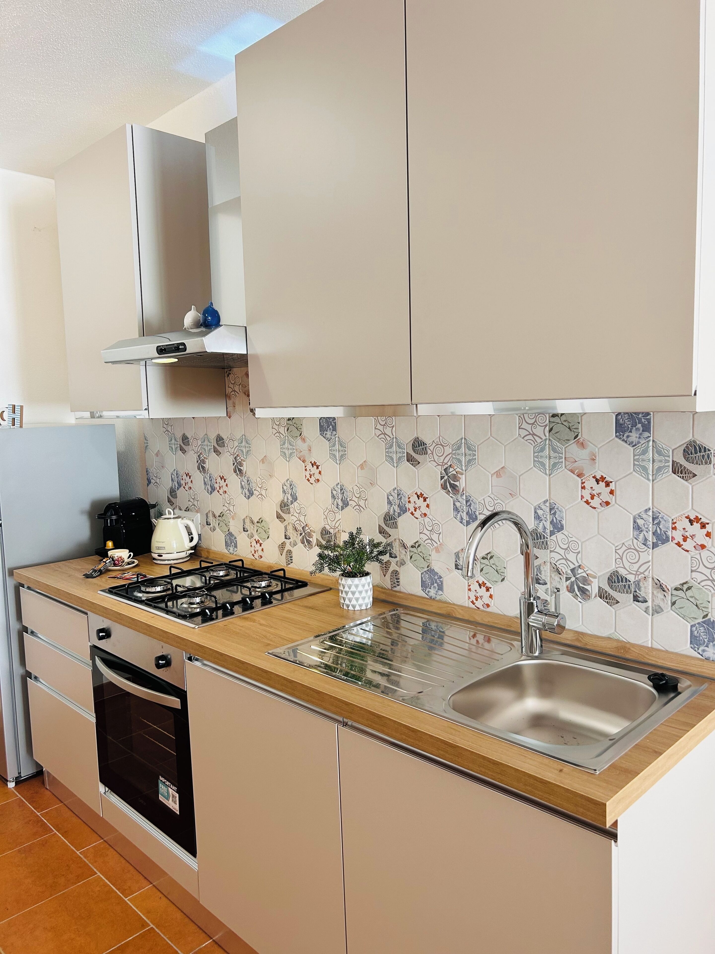 Frigorífico, horno, placa de cocina y cafetera o tetera