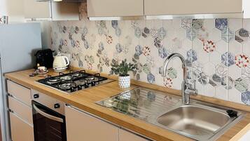 Frigorífico, horno, placa de cocina y cafetera o tetera